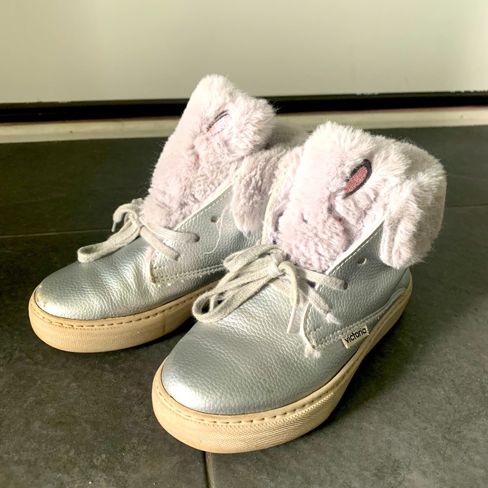 Kids Leather/fur lined silver sneakers